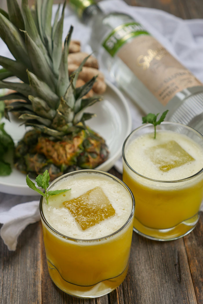 Cóctel de coco con piña picante