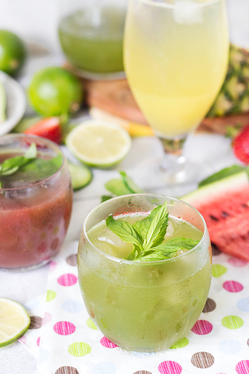 Si está sufriendo el calor del verano, pruebe estos 3 refrescantes Agua Frescas: piña-vainilla, fresa-sandía y pepino-menta. ¡El calor ya no es una amenaza!