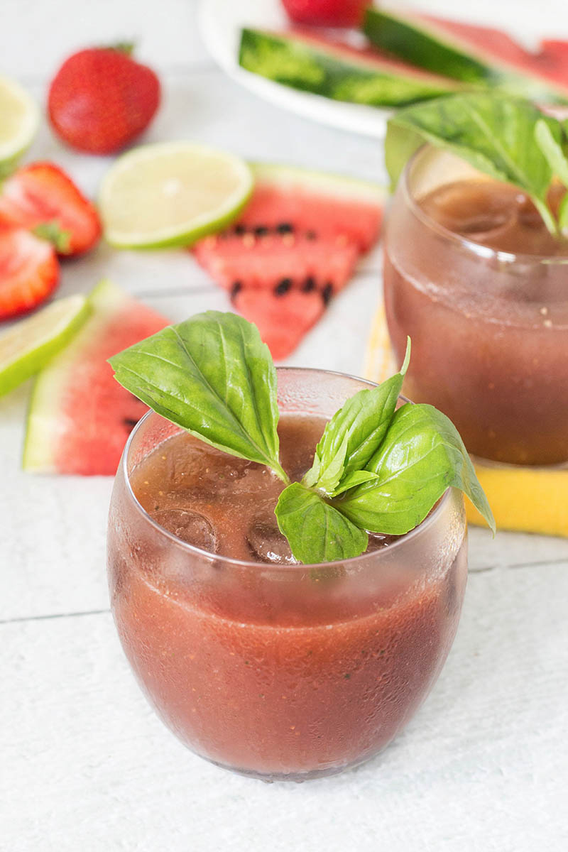 Si está sufriendo el calor del verano, pruebe estos 3 refrescantes Agua Frescas: piña-vainilla, fresa-sandía y pepino-menta. ¡El calor ya no es una amenaza!