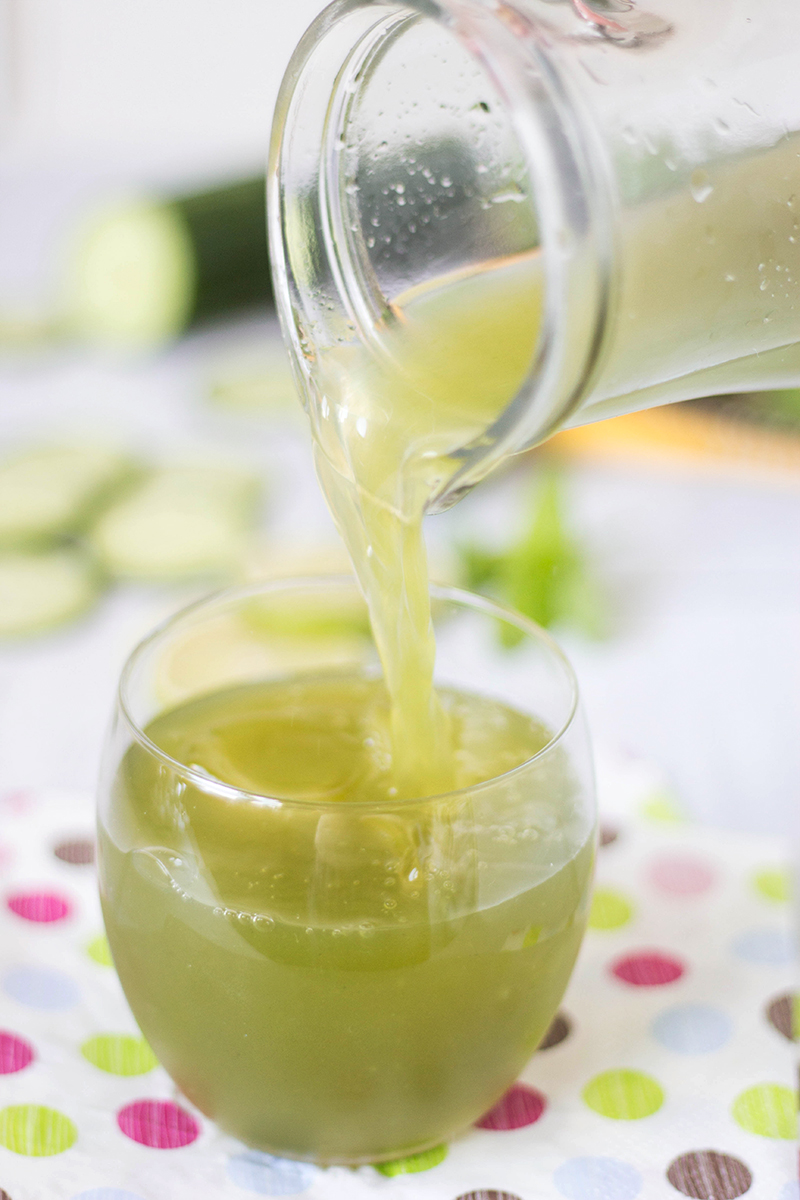 Si está sufriendo el calor del verano, pruebe estos 3 refrescantes Agua Frescas: piña-vainilla, fresa-sandía y pepino-menta. ¡El calor ya no es una amenaza!