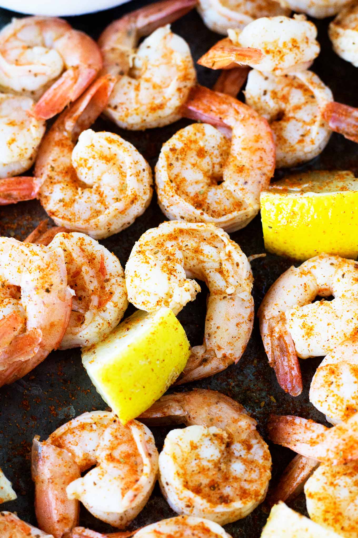 ¡Estos viejos camarones con especias de la bahía tardan menos de 5 minutos en prepararse y se sazonan a la perfección con 4 ingredientes simples!