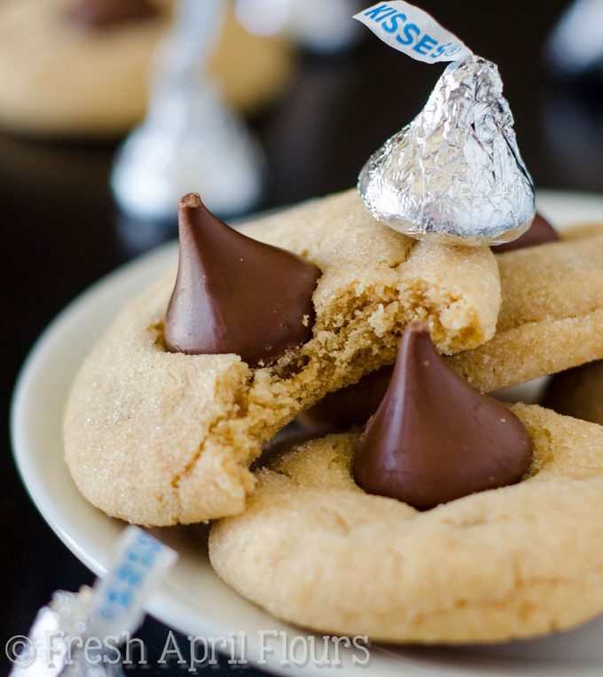 Flores de mantequilla de maní: suaves y masticables galletas de mantequilla de maní cubiertas con un chocolate con leche Hershey's Kiss.