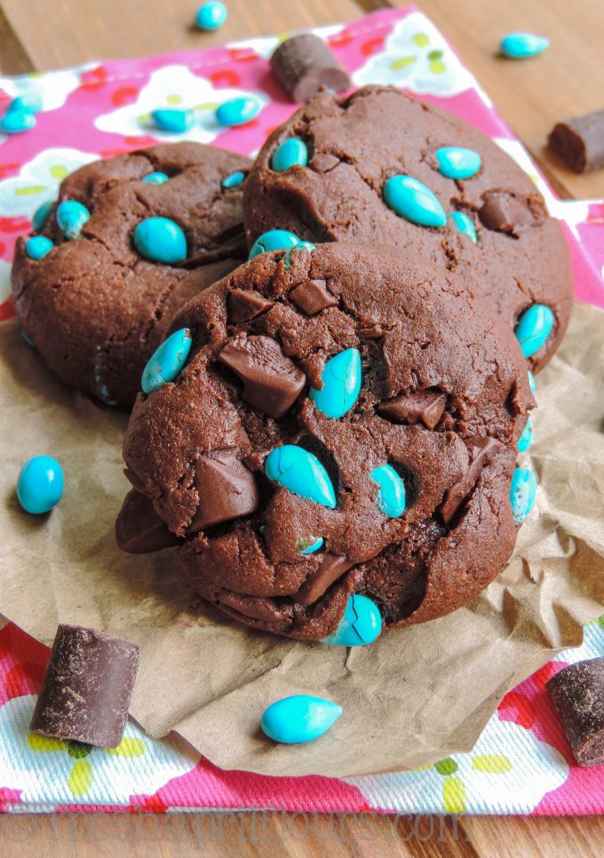 Galletas con trozos de chocolate y mantequilla de almendras: estas fáciles de usar sin gluten y con base de mantequilla de almendras son tan chocolatinas, tan gaseosas y tan buenas que ¡ni siquiera se perderá la mantequilla y la harina!