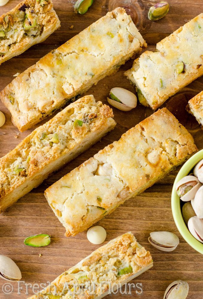 Bizcochos de chocolate blanco con pistachos: Biscotti crujientes salpicados de pistachos salados y trocitos de chocolate blanco cremoso.