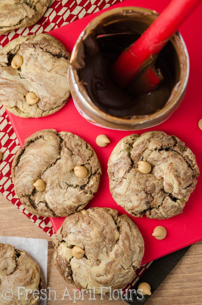 Galletas de chip de mantequilla de cacahuete remolinadas de Nutella: galletas de azúcar marrón rellenas con chips de mantequilla de maní y generosos remolinos de Nutella.