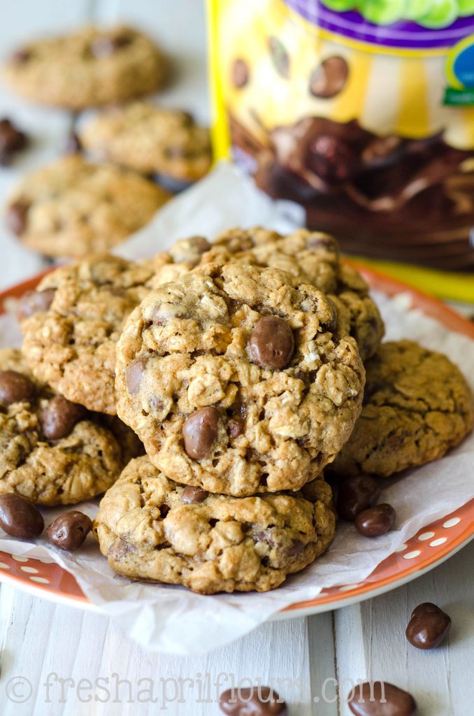 Galletas de avena con pasas de uva: Estas no son las galletas con pasas de avena de su mamá. ¡Estas son galletas de avena con pasas de uva! Masticables, mantecosas, endulzadas con azúcar moreno y melaza, y llenas de pasas cubiertas de chocolate. Una divertida toma en el clásico.