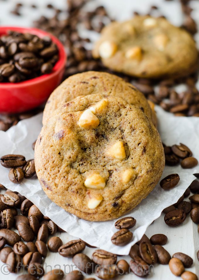 Galletas de cappuccino: galletas de sabor tierno de café tachonadas con cremosos trocitos de chocolate blanco.