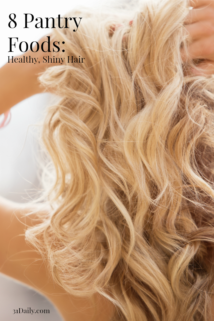 8 alimentos directamente de su despensa para un cabello sano y brillante en 31Daily.com.