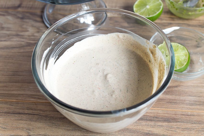 Necesitas este aderezo para ensaladas Creamy Tex Mex, lleno de hierbas y picante, este verano; ¡Guau amigos con ensaladas, sándwiches, tacos y más!