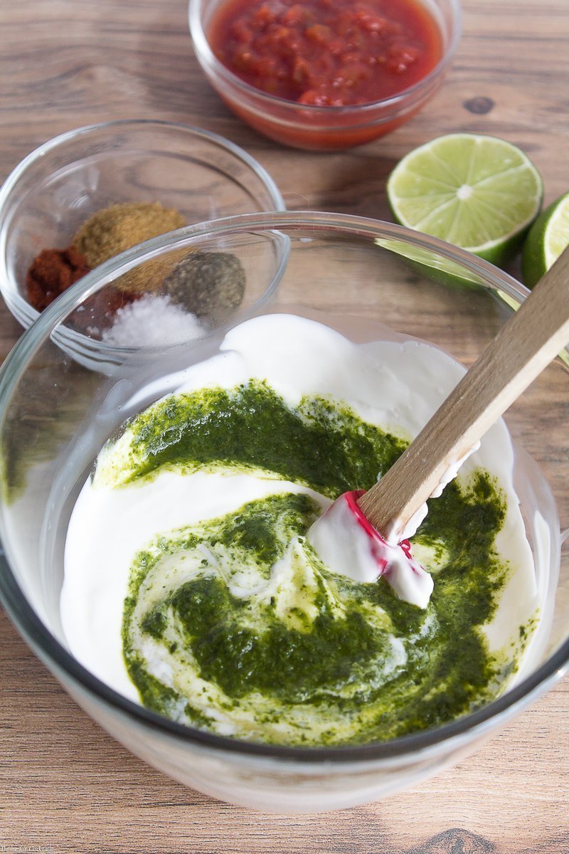 Necesitas este aderezo para ensaladas Creamy Tex Mex, lleno de hierbas y picante, este verano; ¡Guau amigos con ensaladas, sándwiches, tacos y más!