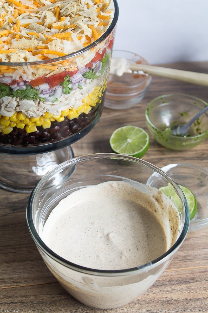 Necesitas este aderezo para ensaladas Creamy Tex Mex, lleno de hierbas y picante, este verano; ¡Guau amigos con ensaladas, sándwiches, tacos y más!