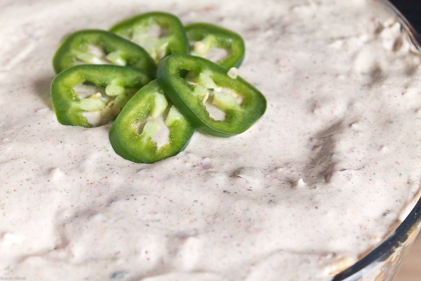 Esta ensalada de taco de pollo en capas es fácil de preparar y está llena de pollo tierno, verduras frescas y un aderezo cremoso inspirado en Tex-Mex hecho con hierbas sabrosas.