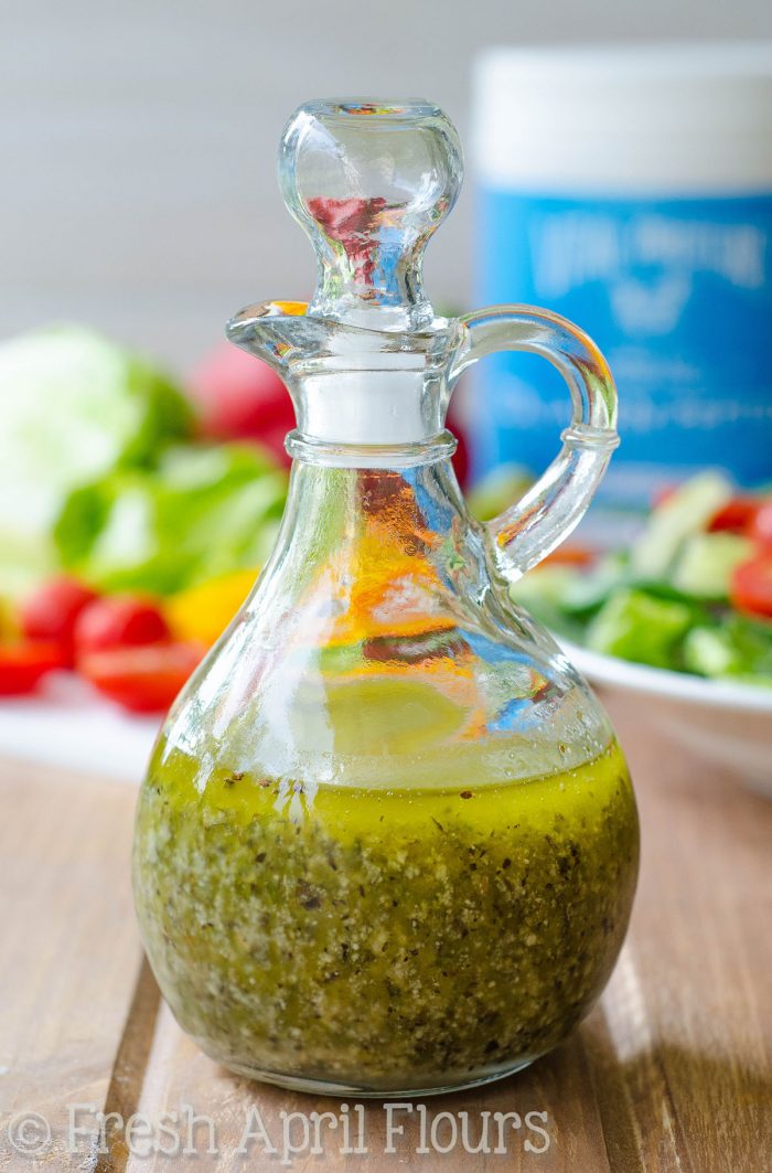 Aderezo italiano casero hecho en casa: aderezo italiano casero fácil, lleno de sabor y muchas hierbas y especias (¡y un golpe sorpresa de proteínas!) Para adornar sus ensaladas y verduras frescas.