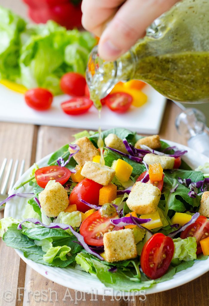 Aderezo italiano casero hecho en casa: aderezo italiano casero fácil, lleno de sabor y muchas hierbas y especias (¡y un golpe sorpresa de proteínas!) Para adornar sus ensaladas y verduras frescas.