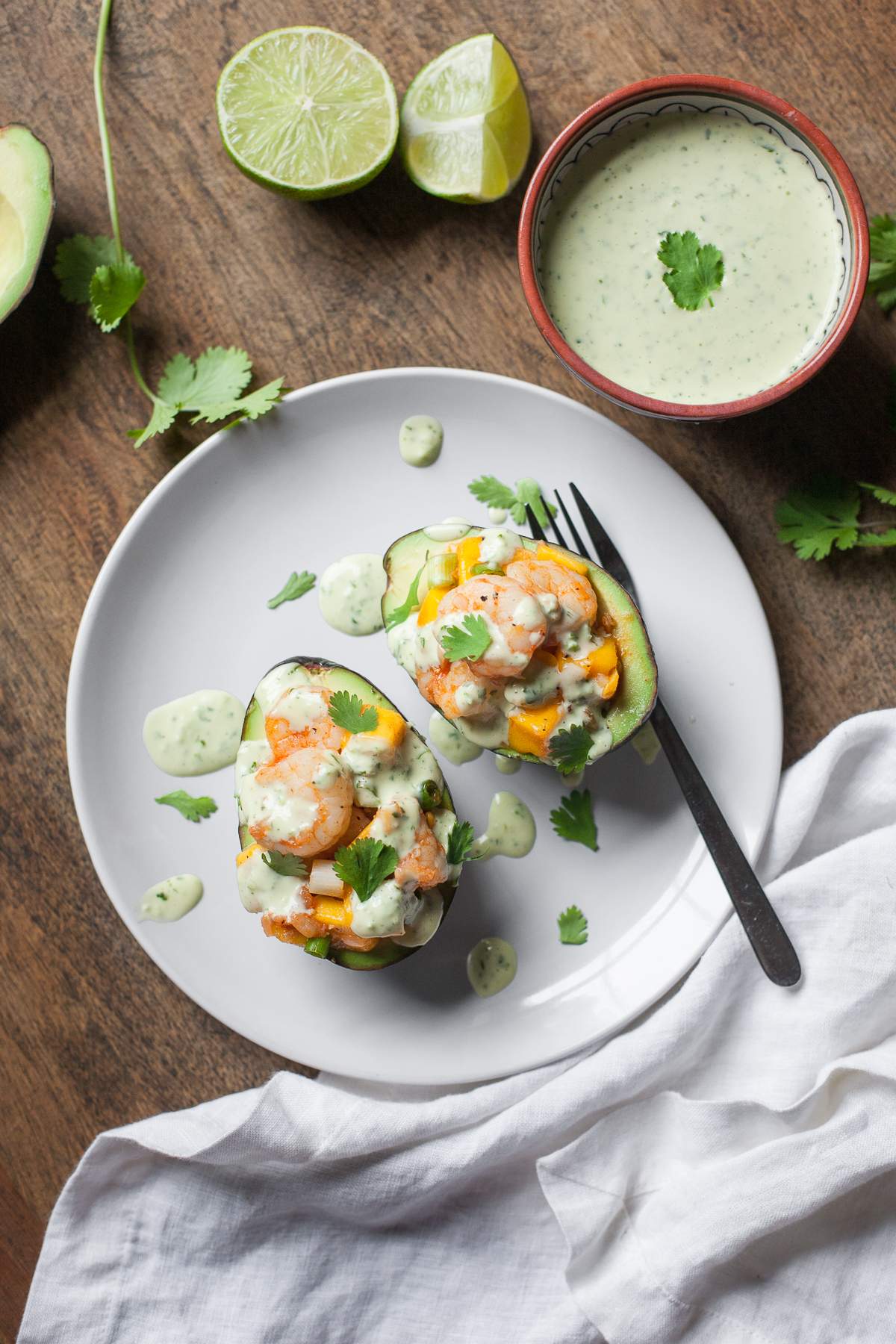 Aguacates Rellenos Con Camarones Y Mango + Jalapeño Aioli (Sin Gluten, Paleo, Sin Lácteos, Entero30)