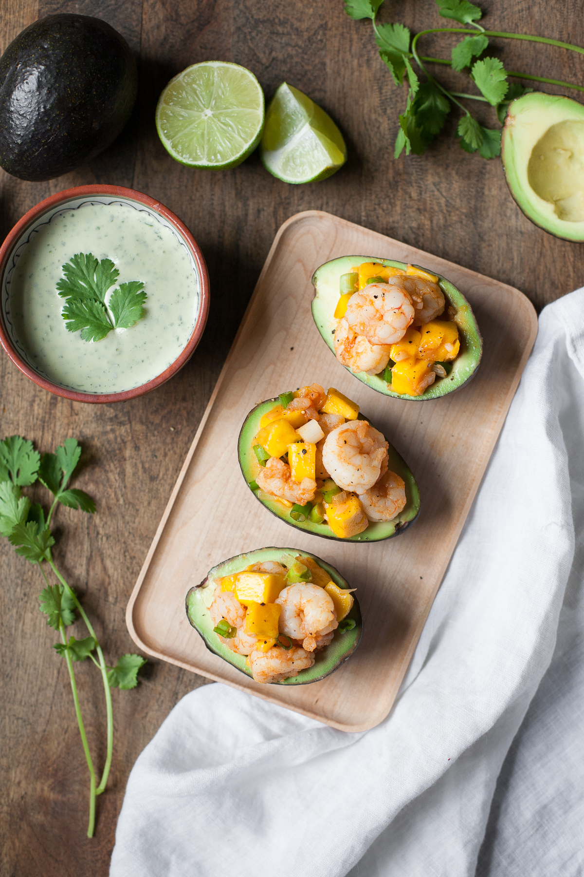 Aguacates Rellenos Con Camarones Y Mango + Jalapeño Aioli (Sin Gluten, Paleo, Sin Lácteos, Entero30)