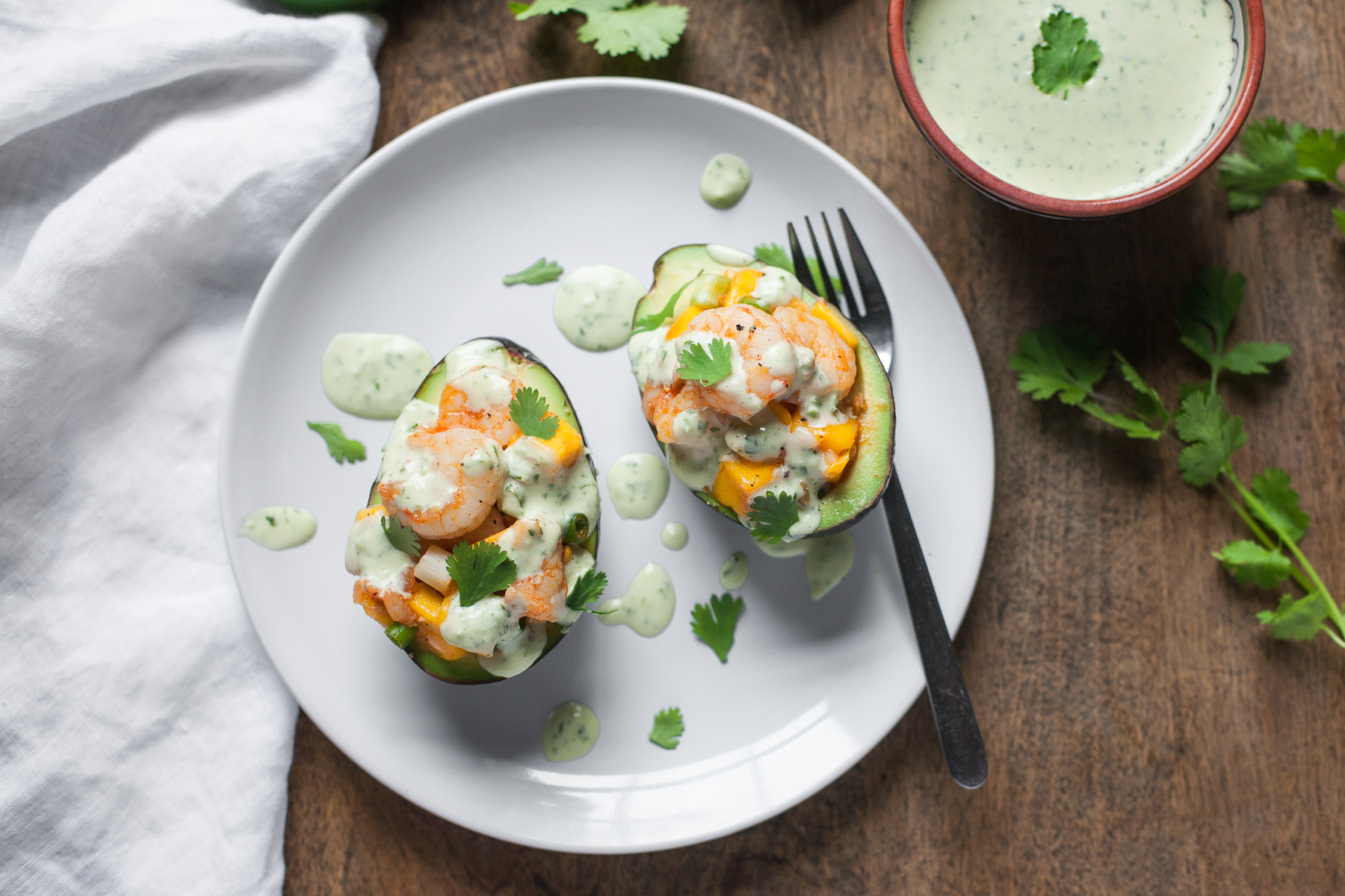 Aguacates Rellenos Con Camarones Y Mango + Jalapeño Aioli (Sin Gluten, Paleo, Sin Lácteos, Entero30)