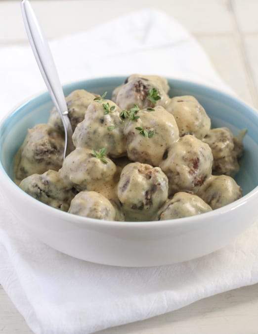 Albóndigas caseras de fiesta con salsa de crema de mostaza dulce y picante