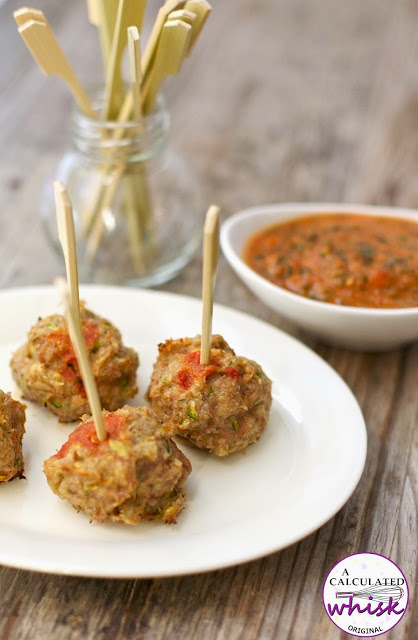 Albóndigas de pollo con ajo col rizada Marinara (Paleo, Entero30)