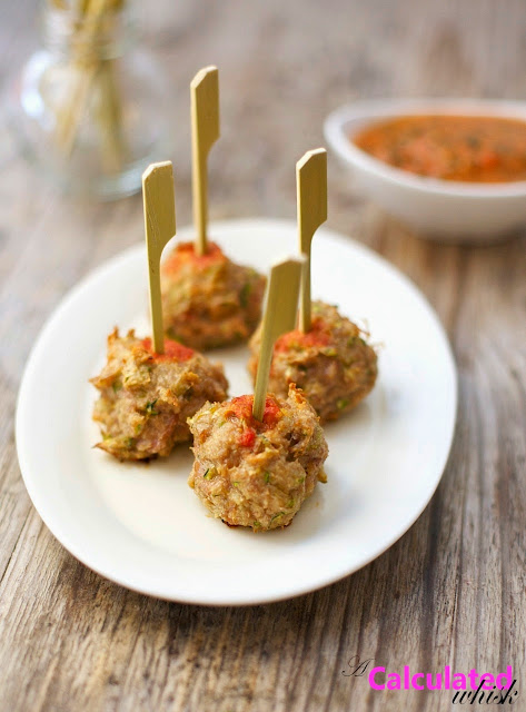 Albóndigas de pollo con ajo col rizada Marinara (Paleo, Entero30)