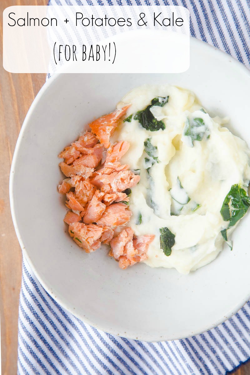  ¡Salmón para bebé! Con un puré de papa y col rizada al costado. 