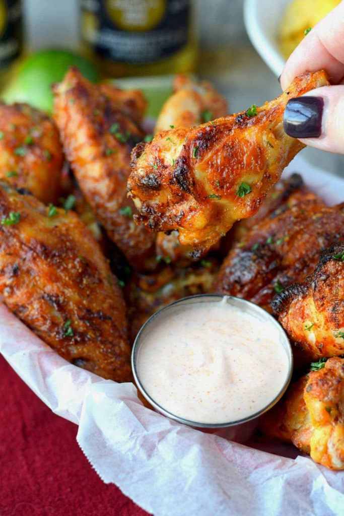 Alitas de pollo picantes del rancho que se sumergen en salsa sucia