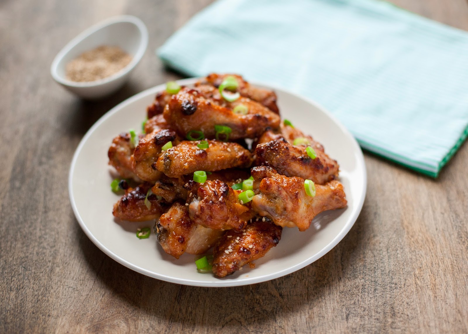 Alitas de pollo glaseadas con Tahini (sin gluten, paleo) | acalculatedwhisk.com 