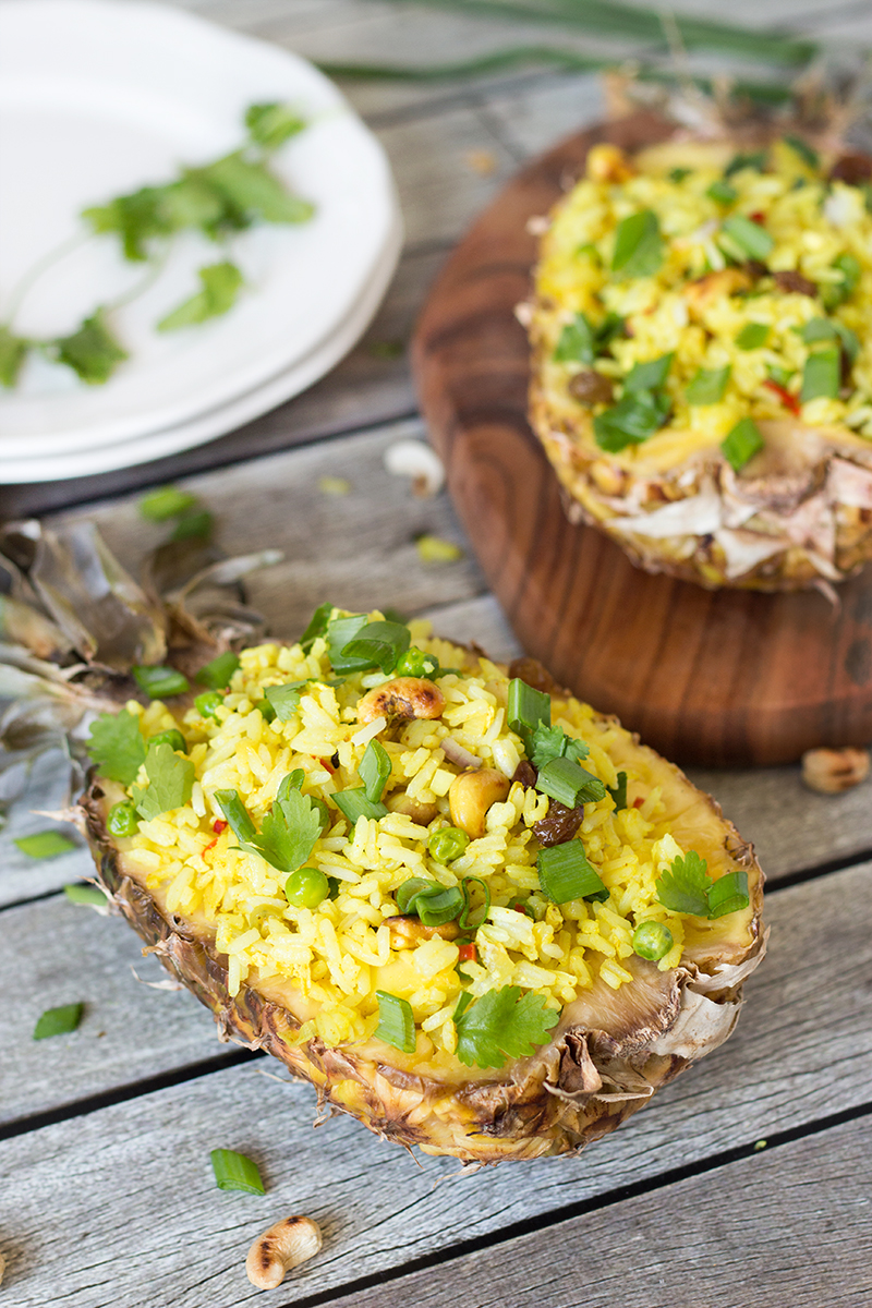 Esta firma de arroz frito con piña tailandesa es dulce y picante. Se sirve en cáscaras de piña! | cocinartheglobe.com