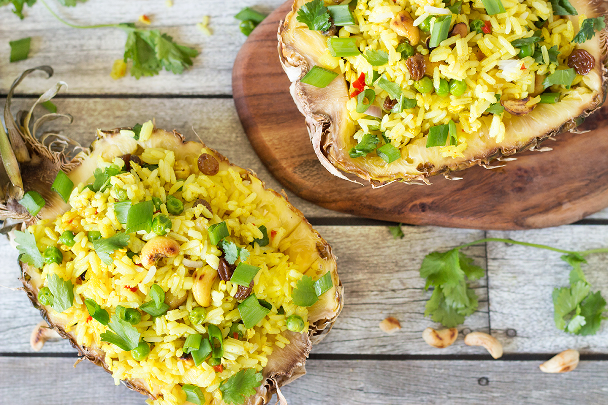 Esta firma de arroz frito con piña tailandesa es dulce y picante. Se sirve en cáscaras de piña! | cocinartheglobe.com
