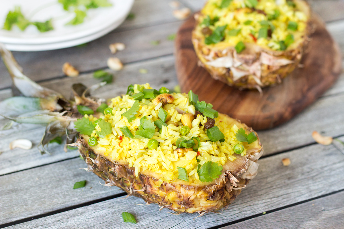 Esta firma de arroz frito con piña tailandesa es dulce y picante. Se sirve en cáscaras de piña! | cocinartheglobe.com