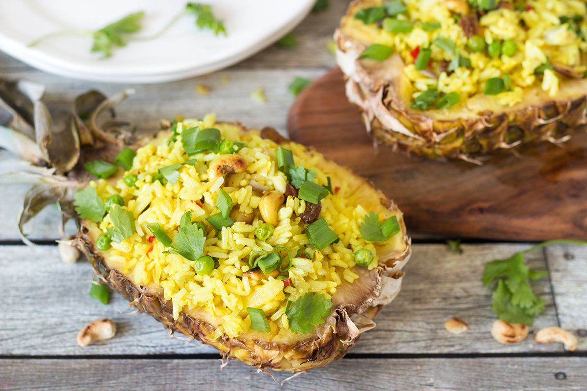 Esta firma de arroz frito con piña tailandesa es dulce y picante. Se sirve en cáscaras de piña! | cocinartheglobe.com
