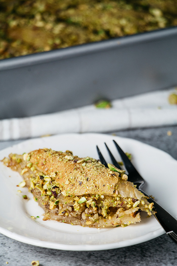 Una rebanada de baklava turca salpicada de pistachos