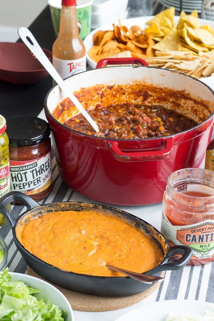 Deje que su espíritu competitivo brille cuando sorprenda a los invitados con el bar de queso y queso Tex Mex Chili Cheese para su fiesta de medio tiempo. ¡El 3 Queso Queso es un verdadero ganador también!