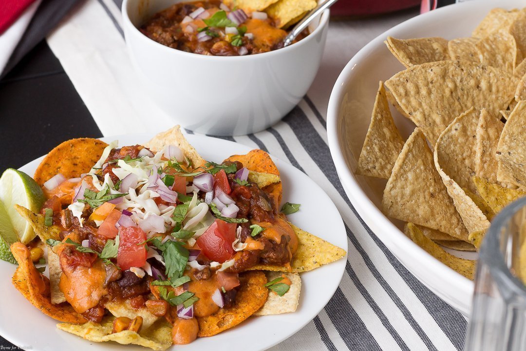 Deje que su espíritu competitivo brille cuando sorprenda a los invitados con el bar de queso y queso Tex Mex Chili Cheese para su fiesta de medio tiempo. ¡El 3 Queso Queso es un verdadero ganador también!