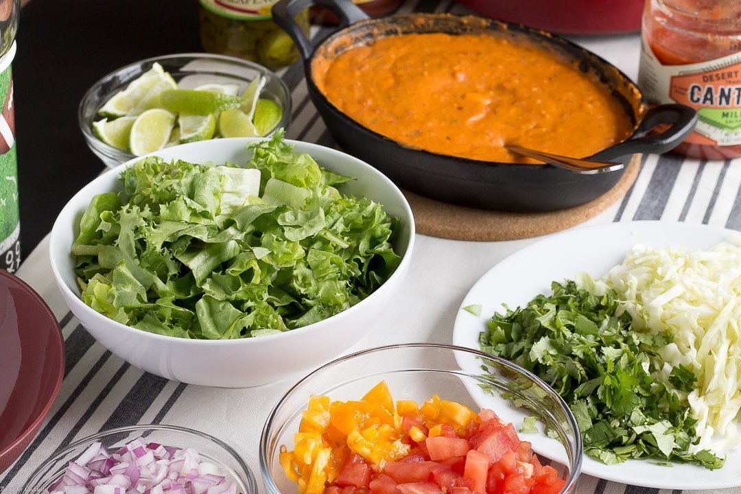 Deje que su espíritu competitivo brille cuando sorprenda a los invitados con el bar de queso y queso Tex Mex Chili Cheese para su fiesta de medio tiempo. ¡El 3 Queso Queso es un verdadero ganador también!