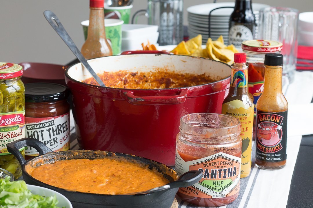Deje que su espíritu competitivo brille cuando sorprenda a los invitados con el bar de queso y queso Tex Mex Chili Cheese para su fiesta de medio tiempo. ¡El 3 Queso Queso es un verdadero ganador también!