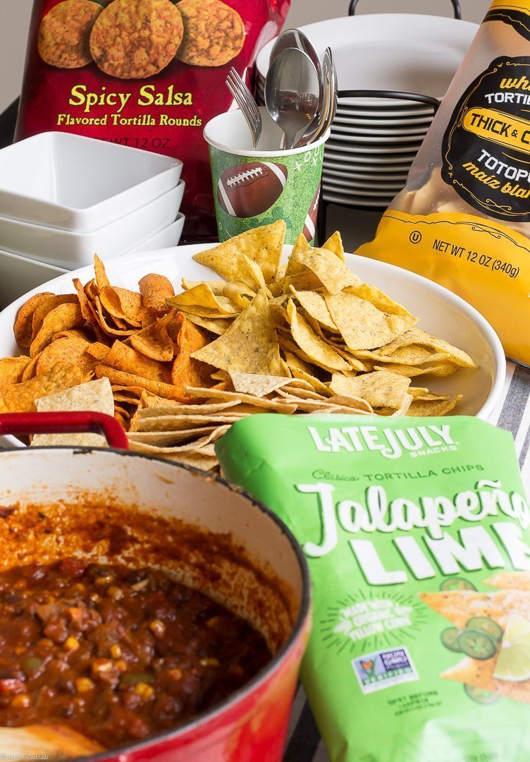 Deje que su espíritu competitivo brille cuando sorprenda a los invitados con el bar de queso y queso Tex Mex Chili Cheese para su fiesta de medio tiempo. ¡El 3 Queso Queso es un verdadero ganador también!