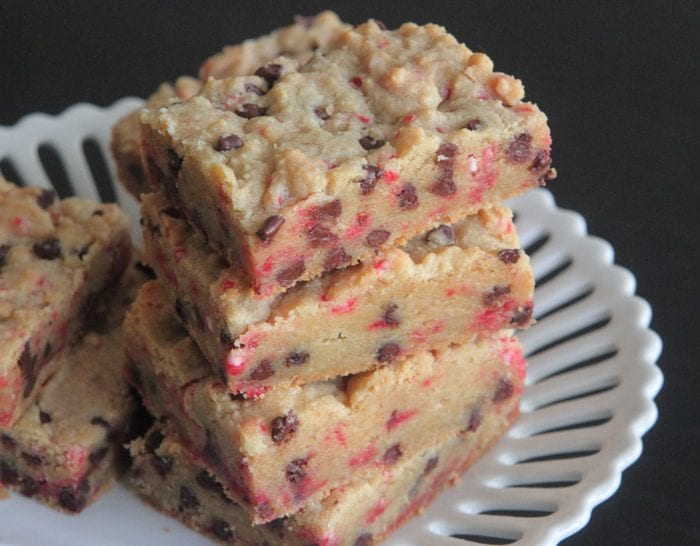 Barras de galleta con chispas de chocolate y bastón de caramelo