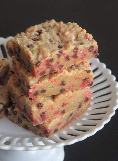 Barras de galleta con chispas de chocolate y bastón de caramelo