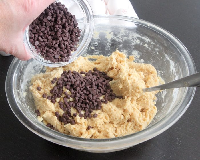 Barras de galleta con chispas de chocolate y bastón de caramelo