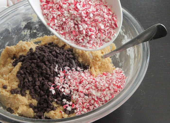 Barras de galleta con chispas de chocolate y bastón de caramelo
