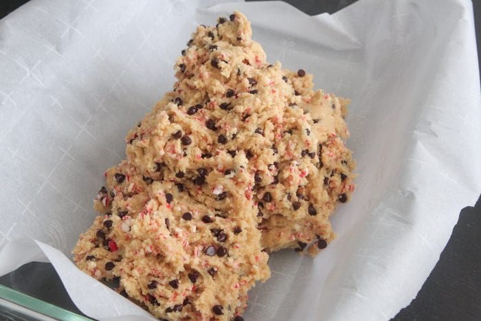 Barras de galleta con chispas de chocolate y bastón de caramelo