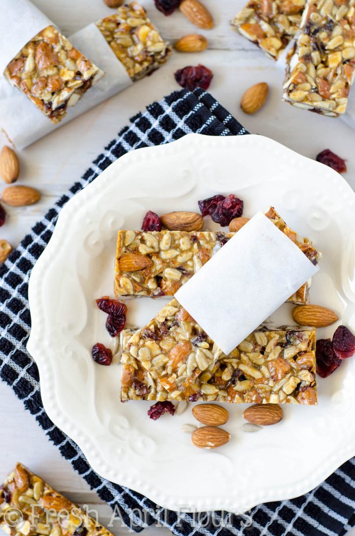 Barras de proteína de vainilla y almendra de arándano: barras de proteína integrales, sin cereales y saludables, llenas de ingredientes saludables y una gran dosis de proteína natural. Perfecto para refrigerios en el camino!