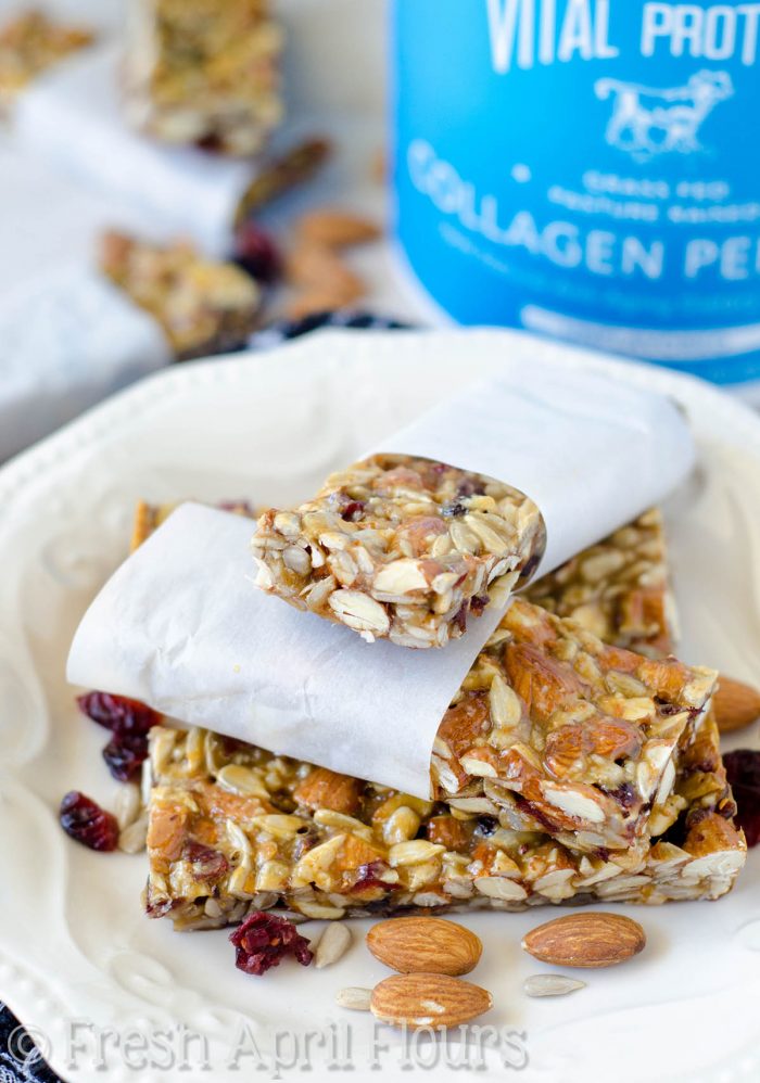 Barras de proteína de vainilla y almendra de arándano: barras de proteína integrales, sin cereales y saludables, llenas de ingredientes saludables y una gran dosis de proteína natural. Perfecto para refrigerios en el camino!