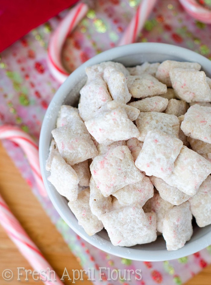 Candy Cane Puppy Chow: una versión de menta crujiente de la clásica comida para cachorros, justo a tiempo para las vacaciones.