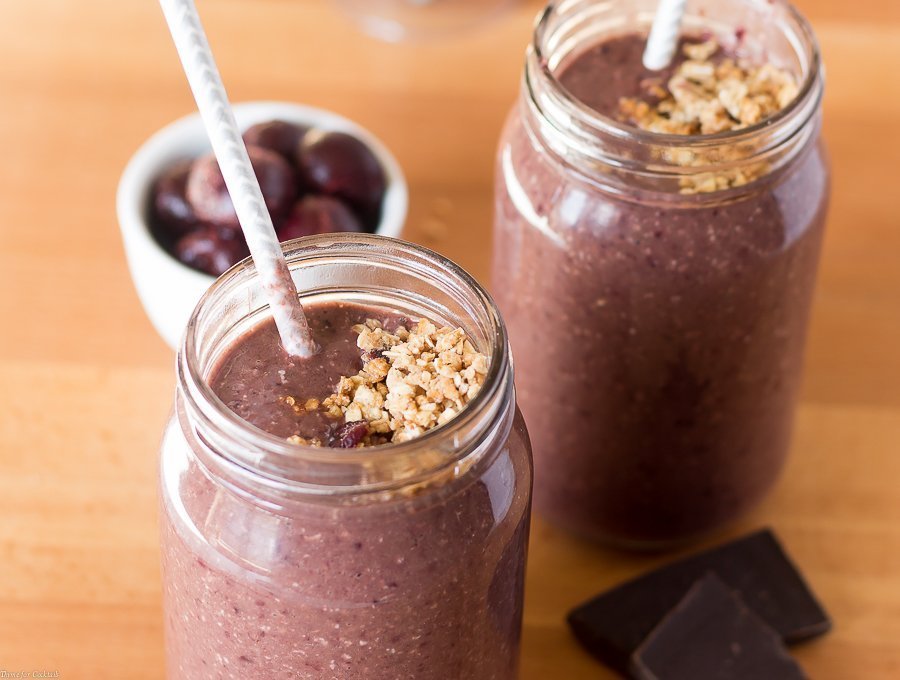 Esta receta de Batido de Avena con Cereza y Chocolate sin lácteos está llena de bondad, pero sabe tan indulgente que te sientes como si estuvieras en un mini-vacay.