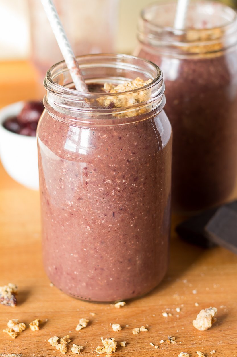 Esta receta de Batido de Avena con Cereza y Chocolate sin lácteos está llena de bondad, pero sabe tan indulgente que te sientes como si estuvieras en un mini-vacay.