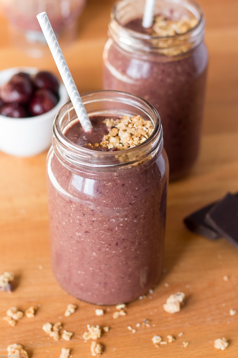 Esta receta de Batido de Avena con Cereza y Chocolate sin lácteos está llena de bondad, pero sabe tan indulgente que te sientes como si estuvieras en un mini-vacay.