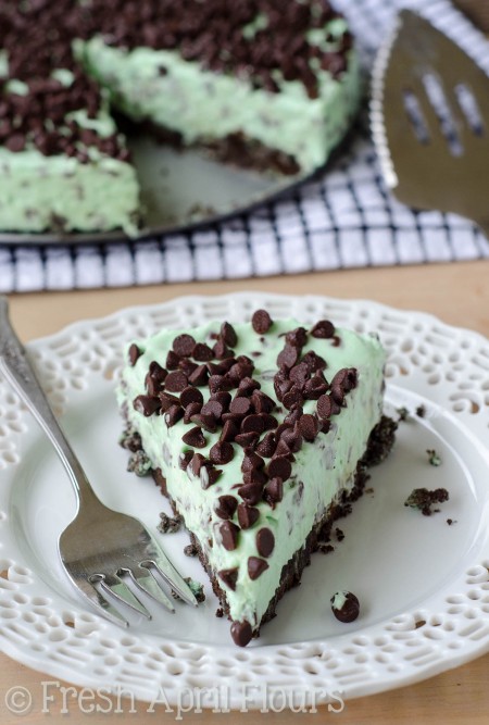 Pastel de chispas de chocolate sin hornear y menta: Relleno cremoso de menta salpicado de mini chispas de chocolate, todo sobre una corteza de galleta Oreo crujiente de menta.