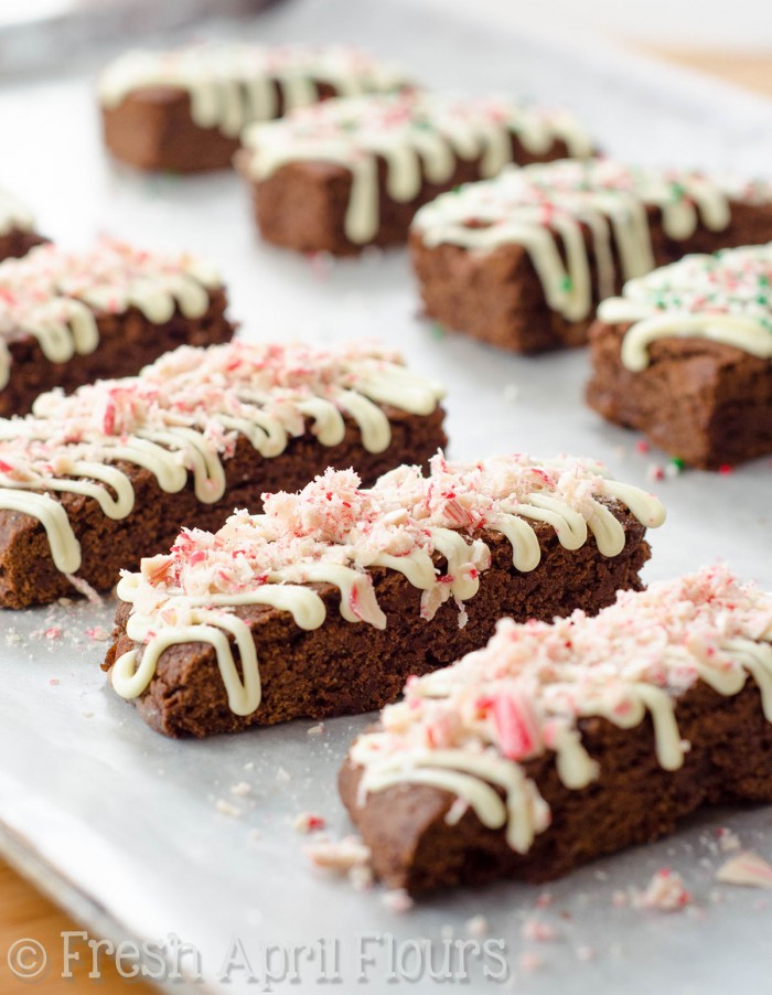 Biscotti de menta con chocolate: Biscotti de chocolate con sabor a menta y trozos de bastones de caramelo. Agrega un chorrito de chocolate blanco y unas cuantas gotas festivas y tendrás un pequeño postre alegre.